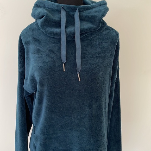 Barely worn beautiful blue sweater - Picture 3 of 4